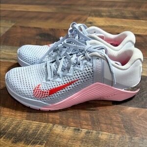 Nike Women's Metcon 6 "Football Grey / Arctic Punch" – Size 8.5